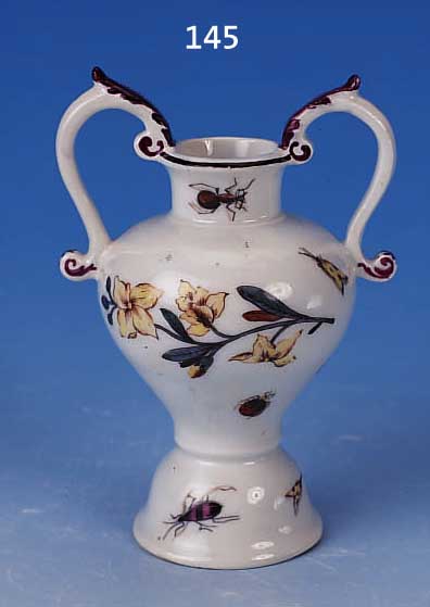 FUSSVASE, MEISSEN, UM 1740/45, PORZELLAN, ZWEI HENKEL, QUALITäTVOLLE BUNTE BEMALUNG, DE KLINGE, UMLAUFENDER BLUMENDEKOR UND INSEK- TEN, H. CA. ...