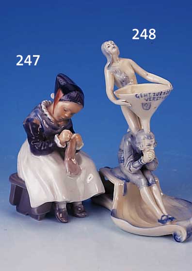 PORZELLANFIGUR, ROYAL KOPENHAGEN, 20. JH., BUNTE BEMALUNG UNTER DER GLASUR, MäDCHEN MIT HANDARBEIT, REICHE VARIATIONEN IN DEN GRAU- U.BLAUTöNEN, ...