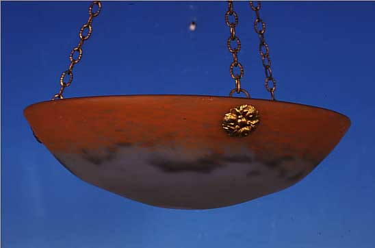 DECKENSCHALE, NOVERDY, FRANKREICH, 30ER JAHRE, FARBLOSES SCHICHTGLAS, D. 34.5 CM, LILAFARBEN UND ORANGE EINGE- PUDERT, EINE ...