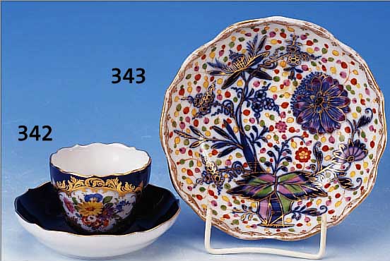 SCHALE, MEISSEN, UM 1830, PORZELLAN, BLAUE BEMALUNG VON ZWIEBELMUSTER UNTER GLASUR, REICHMIT ROT-, GELB-, GRüN-, MAUVE- U. GOLDGEHöHT, VERGOLDUNG ...