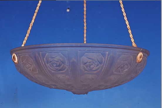 DECKENSCHALE, FRANKREICH BEZ. SEVB 256, 30ER JAHRE, PREßGLAS, STIL. BLUMENDEKOR, D: 34 CM, EINE BRENNSTELLE, L. AM RAND, BESTOßEN