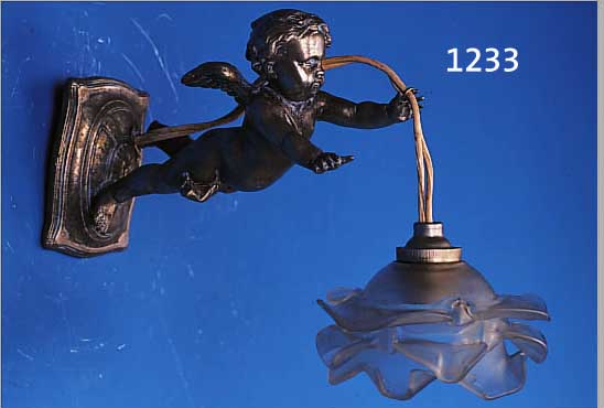 WANDLAMPE, FRANKREICH, UM 1900, METALLGUß, GLASSCHIRM, L. 19 CM, ROSENSCHIRM L. BEST., ELEKTR. NICHT GEPRüFT