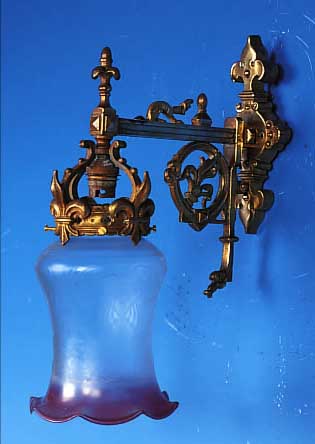 WANDLAMPE, FRANKREICH, UM 1890, MESSINGHALTERUNG UND GLASSCHIRM, T. 27 CM, H. 34 CM, GEäTZTER GLASSCHIRM, Z.T.,LILAFARBEN ...