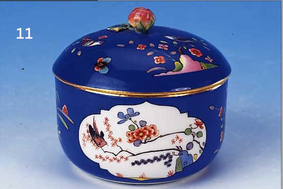 DECKELDOSE, MEISSEN, UM 1850/60, PORZELLAN, BUNTE BEMALUNG, REICHER KAKIEMONDEKOR AUF PREUSS. BLAUEM FOND, ZWEI KARTUSCHEN MIT INDIANISCHEN ...