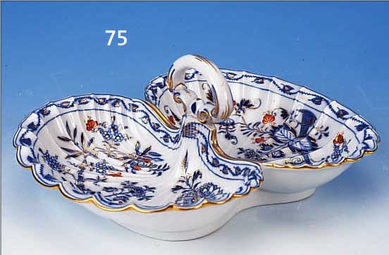 ANBIETSCHALE, MEISSEN, UM 1870/80, PORZEL- LAN, BLAUE BEMALUNG UNTER GLASUR, SCHöNES ZWIEBELMUSTER, REICH ROT- U. GOLDSTAFFIERT, SCHALEN IN ...
