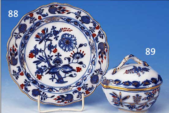 BLATTFöRMIGE ZUCKERDOSE, MEISSEN, UM 1870/80, PORZELLAN, BLAUE BEMALUNG UNTER GLASUR, SCHöNES ZWIEBELMUSTER, REICH ROT- U. ...