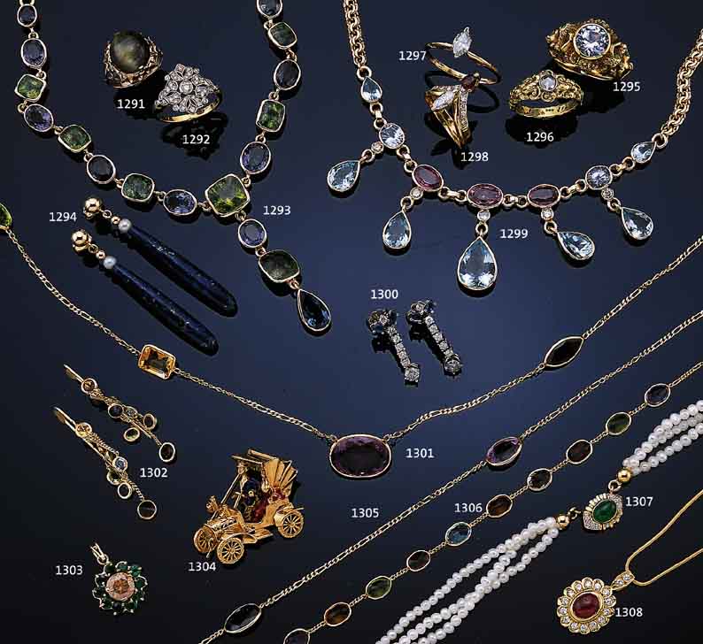 PAAR OHRGEHäNGE M. DIAMANTEN U. SAPHIREN, 300750/000, 14 BRILLANTEN ZUS. CA. 1 CT GET./P1-3, 4 SAPHIR-NAVETTES ZUS. CA. 0.27 CT