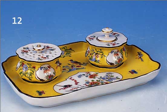 SCHREIBTISCHAUFSATZ, MEISSEN, UM 1860, POR- ZELLAN, BUNTE BEMALUNG, ZITRONENGELBER FOND, KAKIEMONDEKOR, IN KARTUSCHEN QUALITäTV. BEMA- LUNG VON ...