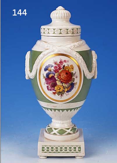 FUSSVASE, KPM, BERLIN, 1914, PORZELLAN, MIT KRIEGS- U. MALERMARKE, GRüNER FOND, IN ZWEI GROSSE KARTUSCHEN HERVORRGENDE BE- MALUNG, ...