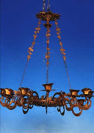 DECKENLEUCHTER, DEUTSCH, UM 1890/1900, GEPäGTES METALL, MESSINGFARBEN, D. CA. 58 CM, 12 BRENNSTELLEN, L. ALTERSSCHäDEN, FüR KERZEN,NICHT ...
