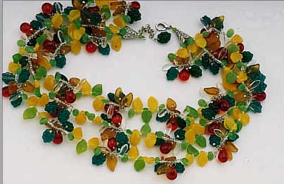 GLASBLüTENCOLLIER, GABLONZ 40ER JAHRE, FüR DEN FRANZ. MARKT, BUNTE GLASBüTEN UND -BLäTTER, MONTUREN METALL, L CA. 53-58 CM
