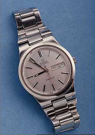 OMEGA HERRENARMBANDUHR GENEVE AUTOMATIK, SCHWEIZ UM 1975, EDELST., EDELST.-ORIG.-BAND, BODEN GESCHR., TAG U. DATUM, WERK VERG., 21 ST., KAL. ...