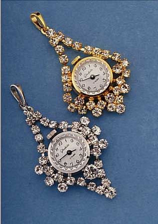 KONVOLUT: 4 GLASHÜTTE ANHäNGEUHREN, METALL M. STRAßBES., VERSCH. DESIGNS (2X GELB, 2X WEIß VERG.), UNGETR. LAGERW., EHENM. DDR-PRO- DUKTION ...
