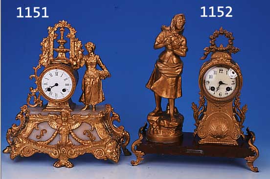 PENDULE, FRANKREICH UM 1930, ROT GEäDERTER MARMORSOCKEL, SPRITZGUßBEKRöNUNG, GLASDECKEL, EMAILZIFFERBLATT, MINUTENZEIGERSPITZE FEHLT, NEUERES ...