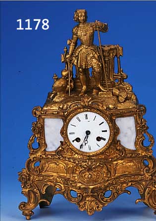 PENDULE, FRANKREICH, UM 1860/70, MESSING- SPRITZGUßGEHäUSE, MARMOREINLAGEN SEK., FI- GURENBEKRöNUNG EINES RITTERS WOHL JOHANNA VON ORLEANS ...