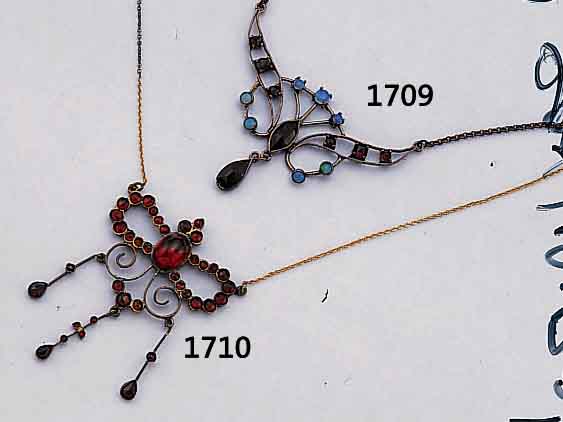 COLLIER MIT GRANATEN UND OPALEN, 925ER SILBER VERGOLDET, MITTELTEIL BESETZT MIT GRANATEN UND OPALEN, AN KETTE, L. CA. 42 CM