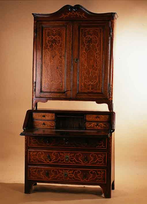 AUFSATZSEKRETäR, NORDITALIEN, UM 1770/80, NUßBAUM MASSIV, ZWEITEILIG, INNENEINRICHTUNG MIT VIER SCHUBLADEN, IM 19. JH. VEREDELT MIT REICHEN ...