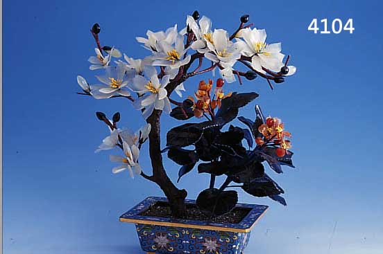 HALBEDELSTEINBäUMCHEN, CHINA, 60/70ER JAHRE, CLOISONNE-SCHALE, VERSCH.-FARB. ACHATE, MIT SEIDENBAND UMWICKELTER DRAHT, H CA. 36 CM