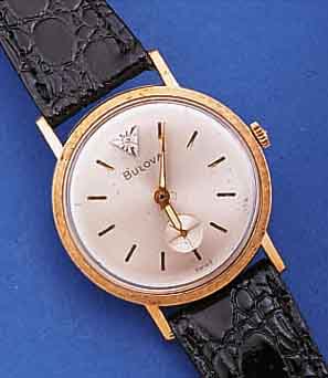 BULOVA HERRENARMBANDUHR, SCHWEIZ/USA UM 1964, METALL M. GG-AUFLAGE, LüNETTE MATT., EDELST.-BODEN GEDR., BLATT VERS., BEI 12 IN WG GEF. ...