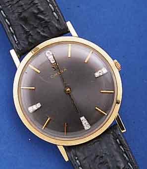 OMEGA ARMBANDUHR, SCHWEIZ/USA UM 1974, GG 585/000, D. CA. 31 MM, BODEN GEDR., 1/4-STD.- ZEICHEN NACHTR. M. IN WG GEF. DIAMANTEN, RUND-ANKERW. ...