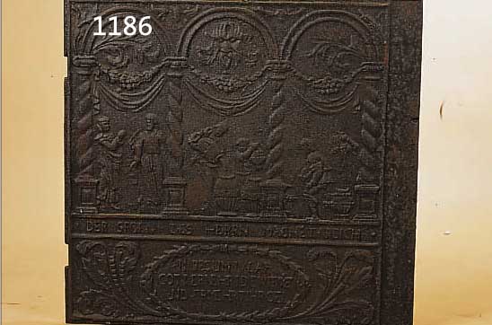 OFENPLATTE, UM 1960/70, SCHWARZ GELACKT, PERSONEN AM BRUNNEN, DAT. 1643, ALTERSBEDINGTEGEBRAUCHSSPUREN, CA: 68X54 CM.
