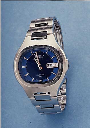 KONVOLUT: 2 HERRENARMBANDUHREN, 1 X SEIKO, AUTOMATIK, JAPAN UM 1975, EDELST.-STüLPGEH., EDELST.-BAND, 17 ST., TAG U. DAT., ZENTRAL- ROT., KAL. ...