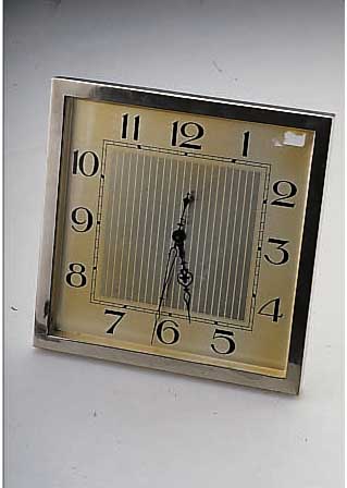 TISCHUHR, METALL VERCHR., AUFSTELLBAR, EINTAGEWERK, STIFTENANKERGANG MIT KöRNERUNR., WOHL FRANKREICH UM 1930, MAßE CA. 18 X 18 CM, ...
