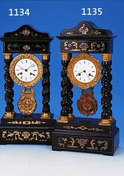 PORTALUHR, FRANKREICH UM 1860, SCHWARZ GELACKTES HOLZGEHäUSE MIT MESSING- U. LACKIN- TARSIEN (Z.T. FEHLEN), 4 GEDREHTE SäULEN ...