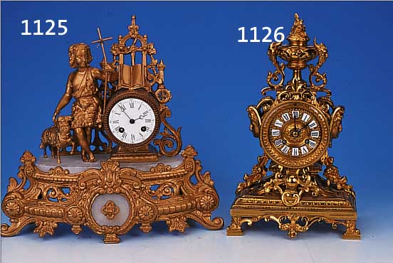 PENDULE, FRANKREICH UM 1870/80, VERZIERTES BRONZEGUßGEHäUSE POLIERT, IM SOCKEL MIT DURCH-BRUCHARBEITEN, SEITLICH MIT MASKARONEN, FAC. GLASDECKEL ...