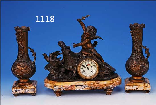 KAMINUHR MIT BEISTELLERN, FRANKREICH UM 1920/ 30, BRAUN GEäDERTER MARMORSOCKEL, VERZIERTE FüßE, SPRITZGUßBEKRöNUNG IN FORM EINES VOLL- ...