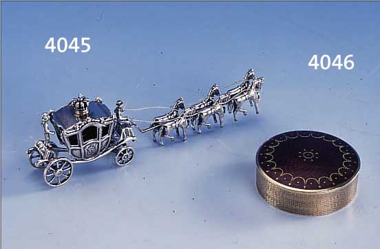 DöSCHEN, GENF UM 1925, 935ER SILBER, VERTREIBER F.B.E., HERSTELLER GC UNGED., GUILL., DECKEL TRANSL. LILA-BRAUN EMAILL., GOLDPIQUEE, ...