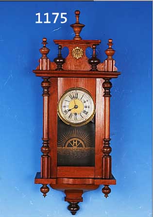 KLEINE WANDUHR, UHRENFABRIK HALLER, SCHWENNINGEN, UM 1910, VERZIERTES HOLZGE- HäUSE, ORIG. AUFSATZ, METALLZIFFERBLATT (ALTERSBED. ...