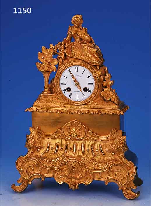 PENDULE, FRANKREICH, UM 1830/1840, VERZIER- TER UND VERGOLDETER BRONZEGUSS, IM SOCKEL MIT ROCAILLEN U. SEITLICHEN FüLLHöRNERN, BEKRöNUNG ...