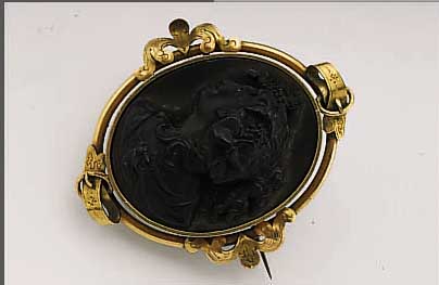BROSCHE MIT JET/GAGAT, FASSUNG TOMBAK VER- GOLDET, VICTORIANISCH UM 1890, SCHöNE FASSUNG MIT GüRTELVERZIERUNG, GEMME MIT ANTIKER ...