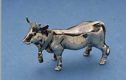 SCHNUPFTABAK-/NADELBEHäLTER IN FORM EINES RINDS, SILBER, DEUTSCH UM 1890, VOLLPLA- STISCH, AN KOPF AUFKLAPPBAR, BEWEGLICHE ...
