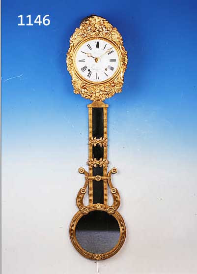 COMTOISE, FRANKREICH, UM 1880, OVALE GE- PRäGTE MESSINGUMRANDUNG MIT ROCAILLEN UND 4 PUTTOS MIT DEN ATTRIBUTEN DER SINNESFREUDE, FLORAL ...