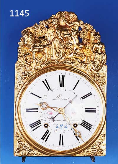 COMTOISE MIT DATUMSANZEIGE, FRANKREICH, UM 1870, GEPRäGTE MESSINGUMRANDUNG, IM GIEBEL DARSTELLUNG EINER WEINLESESZENE, FLORAL ...