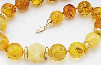 DESIGNERCOLLIER M. BERNSTEIN, ZWISCHENTEILEUND SCHLIEßE SILBER VERGOLDET, Z.T. MIT FROST-DEKOR, OPAKE UND TRANSPARENTE BERNSTEINKUGELN D. 22 - 25 ...