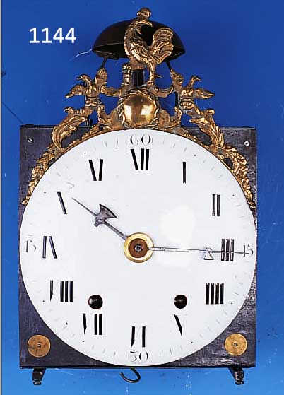 SELTENE FRüHE COMTOISE, FRANKREICH, UM 1795/1799, GEGOSSENE ORGIN. BEKRöNUNG MITHAHN UNTER LEEREM MEDAILLON (ZEIT DES ...