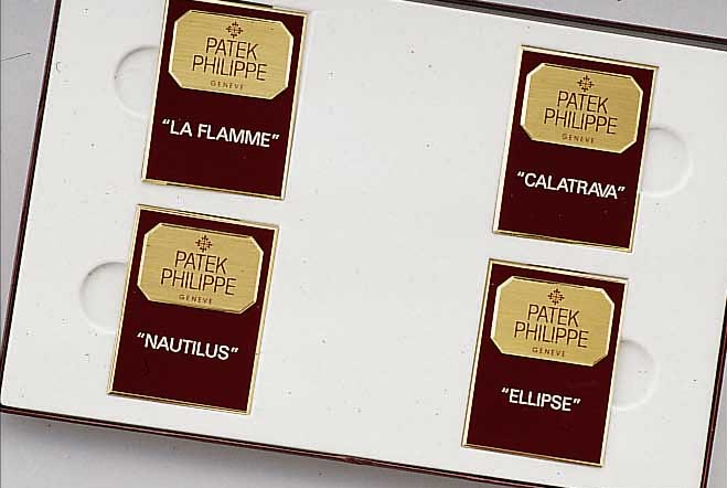 SET: 4 PATEK PHILIPPE VERKAUFSSTäNDER, METALL , SWISS MADE, FüR NAUTILUS, CALATRAVA, ELLIPSE UND LA FLAMME, ORIG. KARTON, 1 STüCK MIN. BER.