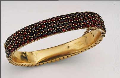 ARMREIF MIT GRANATEN, TOMBAK, BöHMEN UM 1900, VERGOLDET, RUNDUM MIT FACETT. GRANATEN BESETZT, (EINIGE STEINE ERSETZT, KAUM SICHT- BAR), INNEN ...