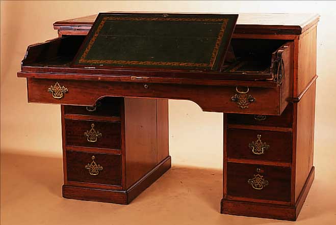 FUNKTIONSSCHREIBTISCH, ENGLAND, UM 1900, MAHAGONIFURNIER, MIT ALTERS- UND OBERFLäCHEN- SCHäDEN, PLATTE NACH ZWEI SEITEN AUFSTELLBAR, SCHIEBBARE ...