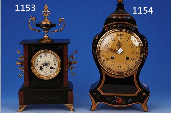 KAMINUHR, FRANKREICH UM 1900, SCHWARZ GE- FäRBTER KALKSTEIN, EMAILZIFFERBLATT, MINUTEN- ZEIGER ABGEBROCHEN, PENDULENWERK ZU ...
