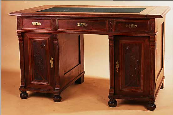 SCHREIBTISCH, GRüNDERZEIT, UM 1880/90, EICHEFURNIER, AUFSATZ FEHLT, OBERFLäCHEN- BZW. ALTERSSCHäDEN. CA 80 X 130 X 75 CM
