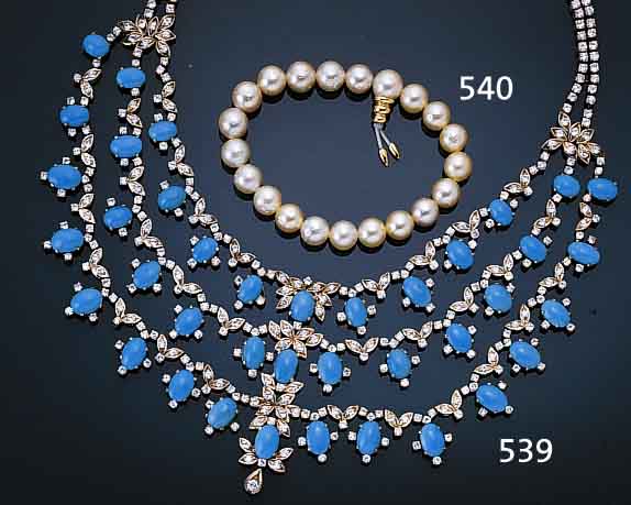 SCHMUCKSET MIT TüRKISEN UND ZIRKONIA, SILBERFASSUNG, BEST. AUS: COLLIER, RING UND PAAR OHRGEHäNGEN, TüRKISE Z.T. VON GUTER FARBE, L. CA. ...