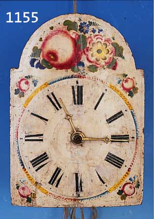 FRüHE SCHWARZWALDUHR MIT VIERTELSTUNDENSCHLAG SOG. SURRER, UM 1830/40, FLORAL BEMALTES BOGENZIFFERBLATT, GROßES HOLZPLATINENWERK IN ...