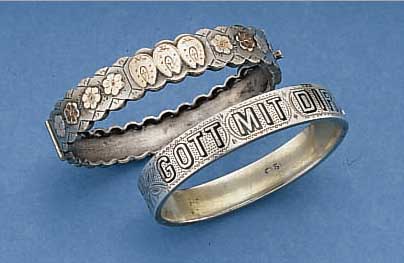 KONVOLUT 2 ARMREIFE SILBER, UM 1890, 1 X GLüCKSSYMBOLIK, HUFEISEN, KLEEBLATT, ETC.,1 X GOTT MIT DIR, SCHWARZ EMAILL., D CA. 5.5 UND 6 CM
