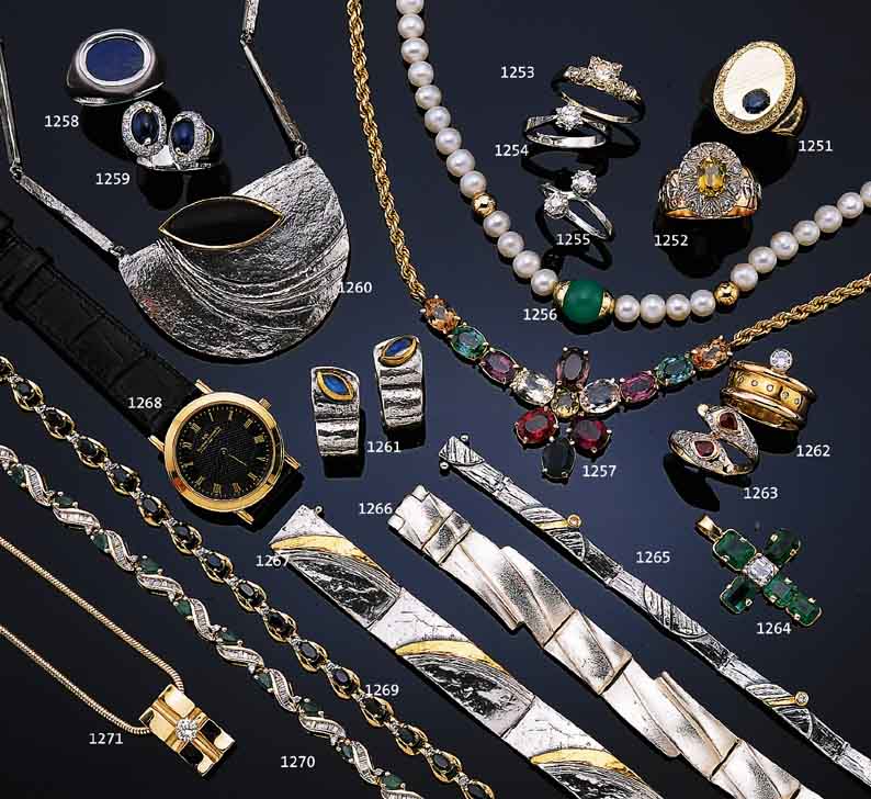 ARMBAND M. SMARAGDEN U. DIAMANTEN, GG 585/000, 105 DIAMANT-TRAPEZE UND -BAGUETTES UND 15 BRILLANTEN ZUS. CA. 3.50 CT WEIß-L. GET. ...