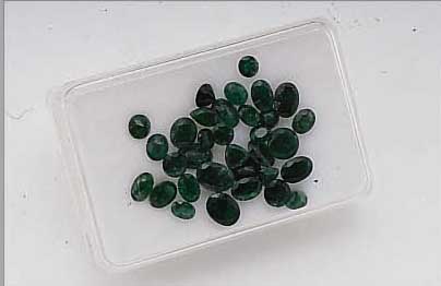LOT LOSE SMARAGDE ZUS. CA. 15.09 CT, Z.T. MIT KERBEN