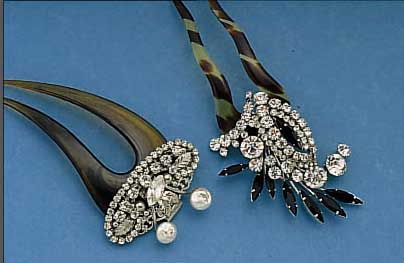 2 HAARSTECKKäMME, GABLONZ 20/30ER JAHRE, KUNSTSTOFFKäMME, OBERTEILE METALL VERCHROMT, MIT AUFWENDIGEM, ELEGANTEM BESATZ, REICH MIT STRAß UND ...